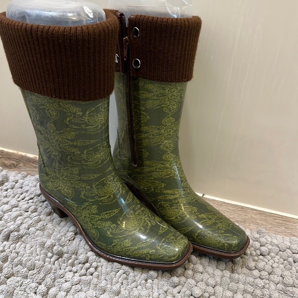 Dav army green rain boots size 6/7 m